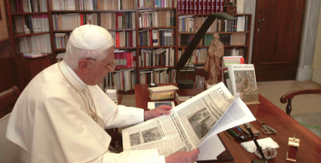 Papa Benedetto visita la fotocomposizione de L’Osservatore Romano